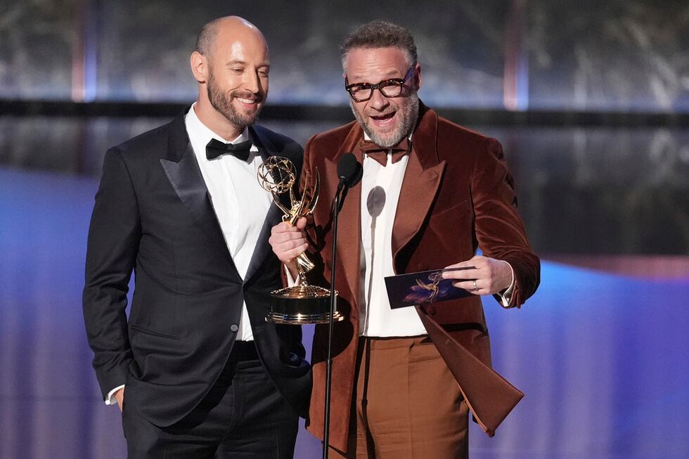 Evan Goldberg, a la izquierda, y Seth Rogen aceptan el premio a la mejor dirección en una...