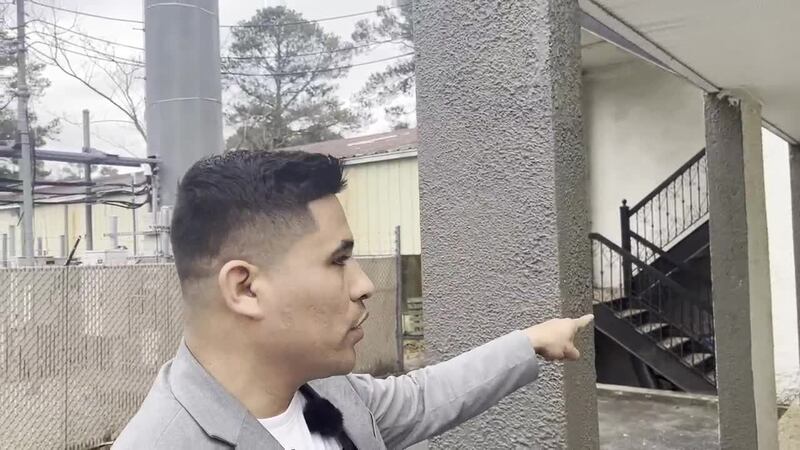 Luis Ortiz, ministro de la Iglesia Fuente de Vida, dijo que los oficiales de ICE detuvieron a...