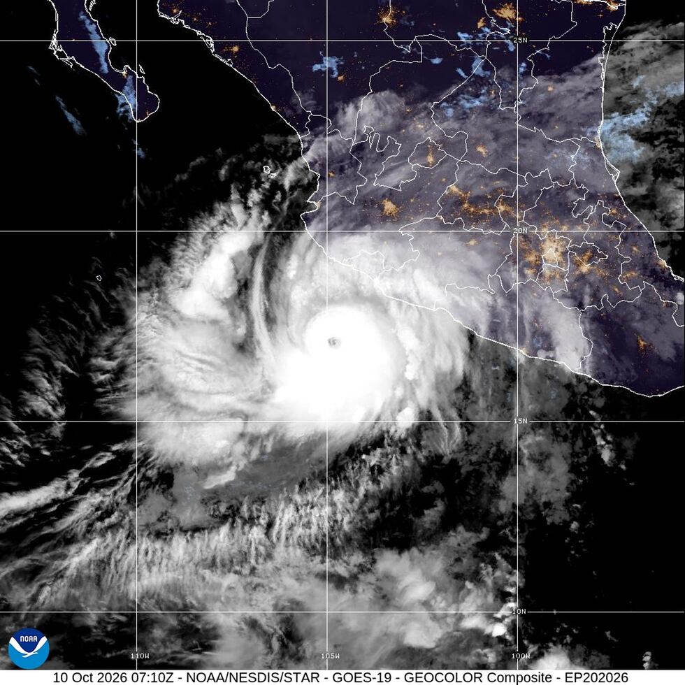 Esta imagen satelital, distribuida por la Oficina Nacional de Administración Oceánica y...