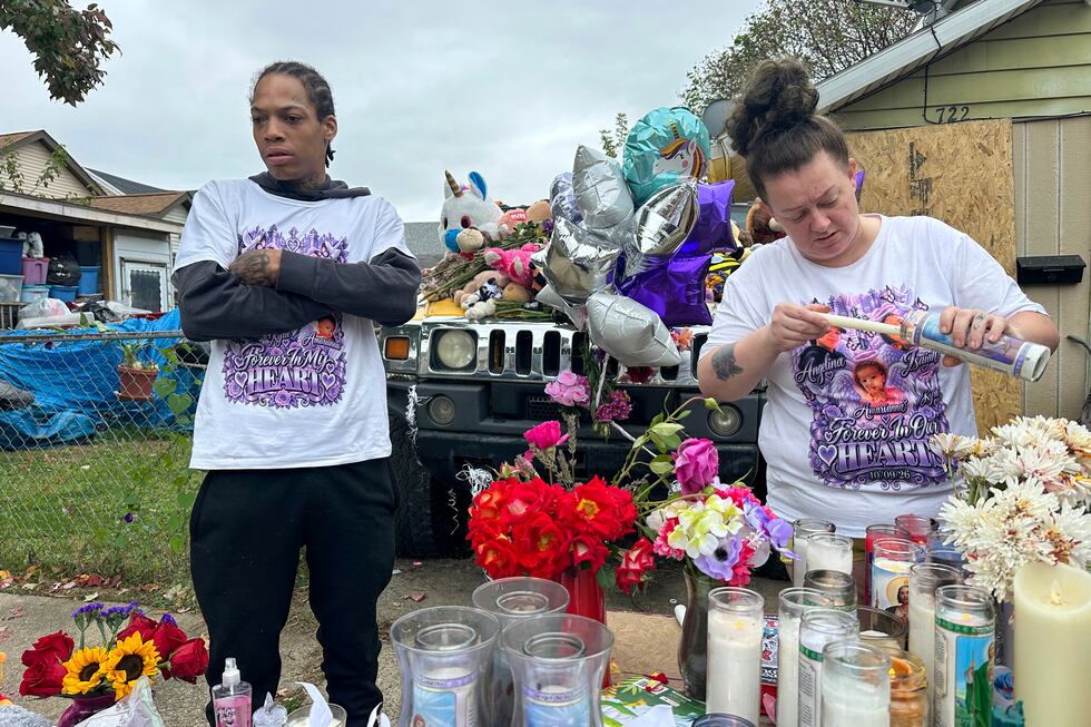 Julius Windham visita un memorial frente a la casa donde un hombre mató a tiros a 8 personas...