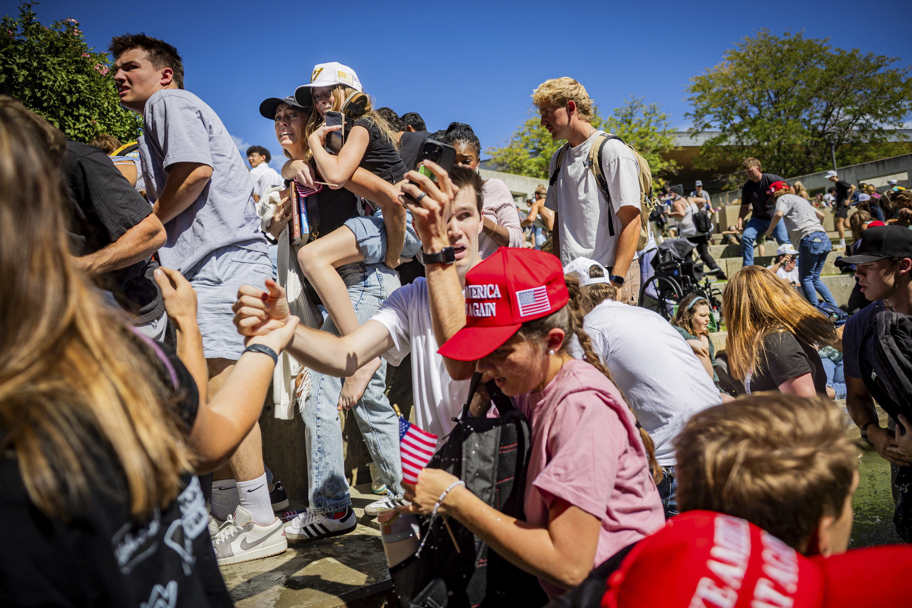 Asistentes reaccionan luego de que Charlie Kirk, director general y cofundador de la...