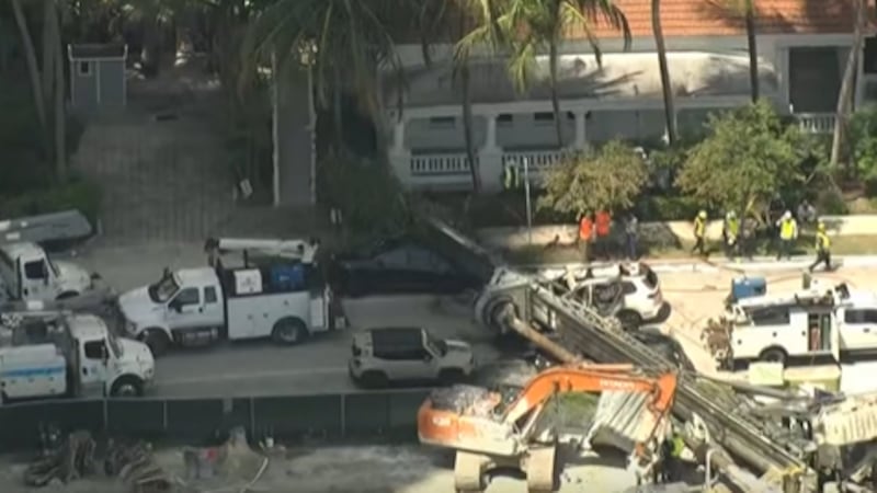 4 hospitalizados tras colapso de grúa en obra en Miami.