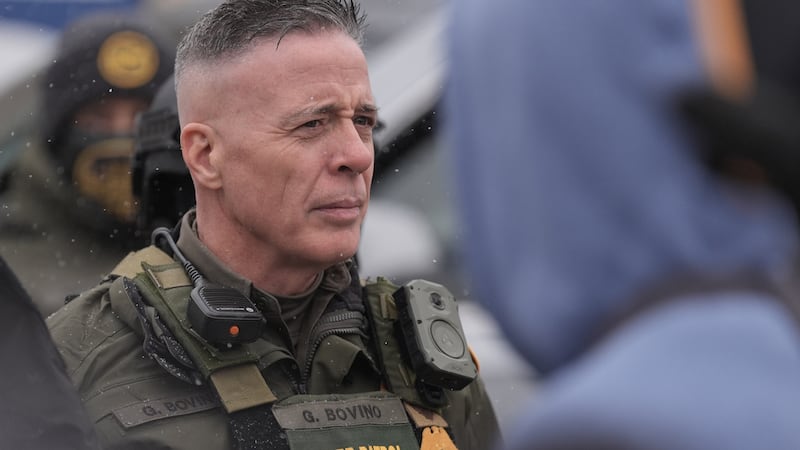 El comandante de la Patrulla Fronteriza Gregory Bovino con agentes federales en Minneapolis el...