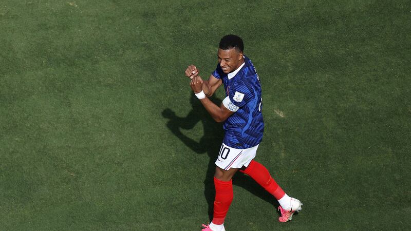 Kylian Mbappé (10) celebra tras anotar un gol para Francia en el partido contra Senegal por el...