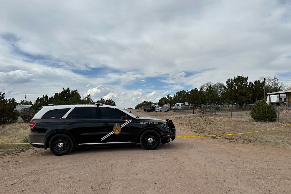 Un vehículo de la Policía Estatal de Nuevo México acordona un barrio de Mountainair, Nuevo...