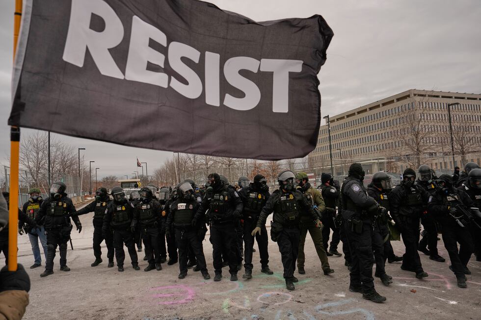 Policías se enfrentan a manifestantes en una protesta contra la detención masiva de...