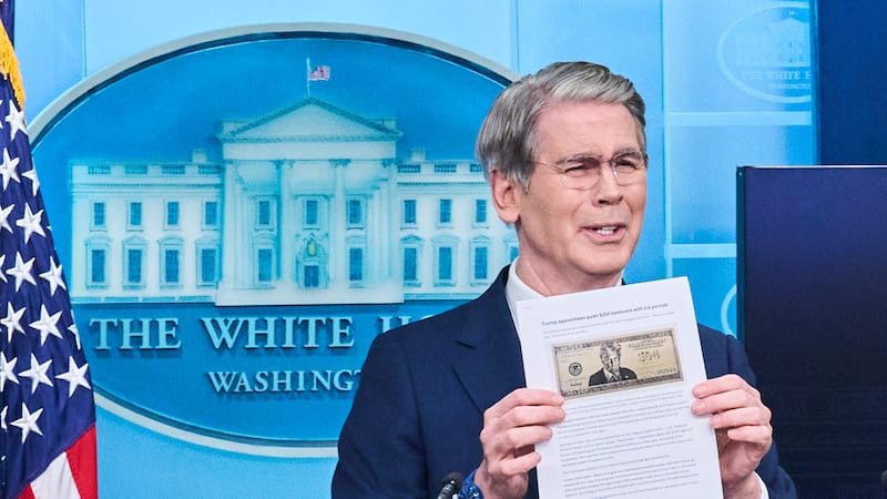 El secretario del Tesoro de EEUU, Scott Bessent, muestra una imagen del billete de 250 dólares...