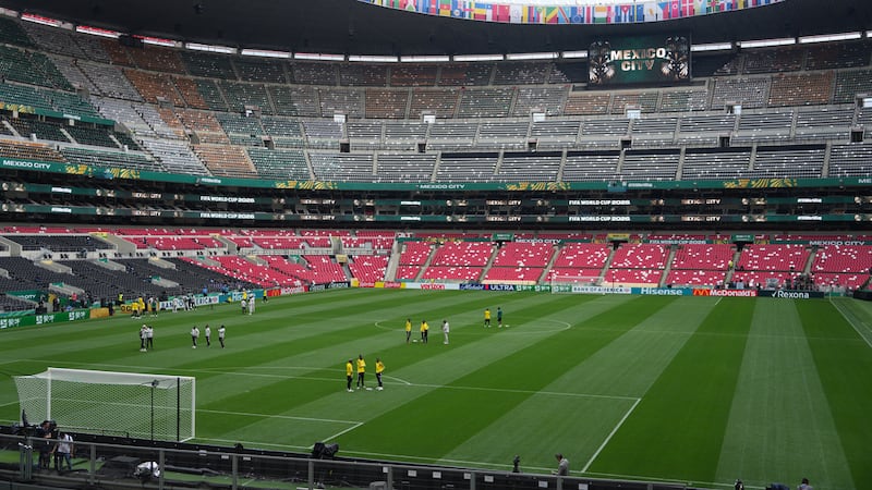 La selección de Sudáfrica reconoce la cancha del Estadio Azteca el miércoles 10 de junio de...