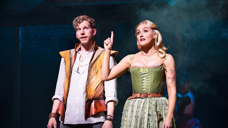 "Romeo y Julieta", el clásico de amor de Shakespeare, se presenta como musical en el Fox...