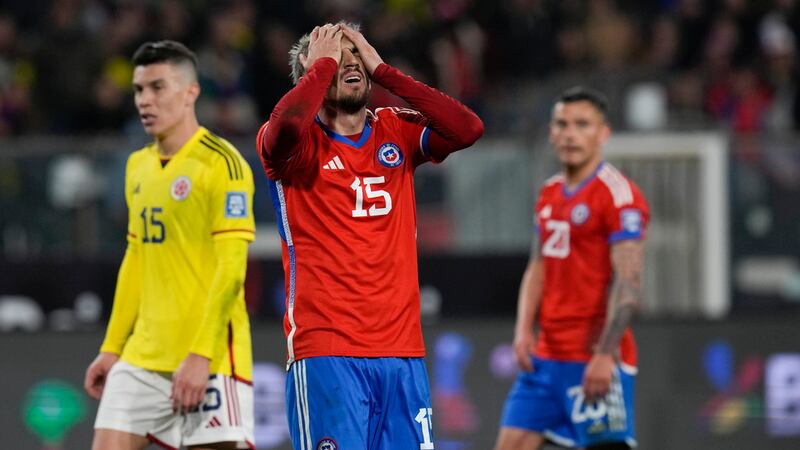 Diego Valdés, de la selección de Chile, se lamenta durante un partido de la eliminatoria...
