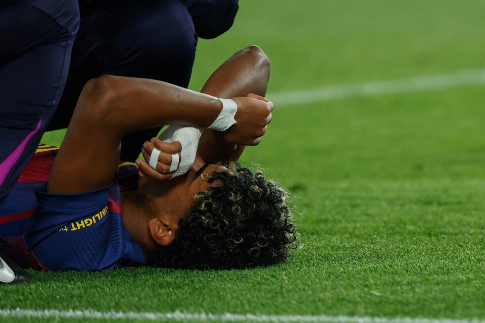 El delantero del Barcelona Lamine Yamal tras lesionarse en el partido contra Celta en la Liga...