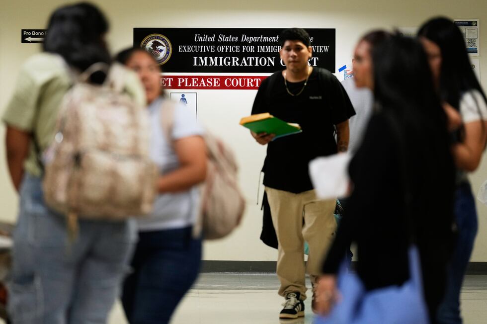 Varias personas llegan a una corte migratoria para una vista, en Nueva York, el 27 de julio de...