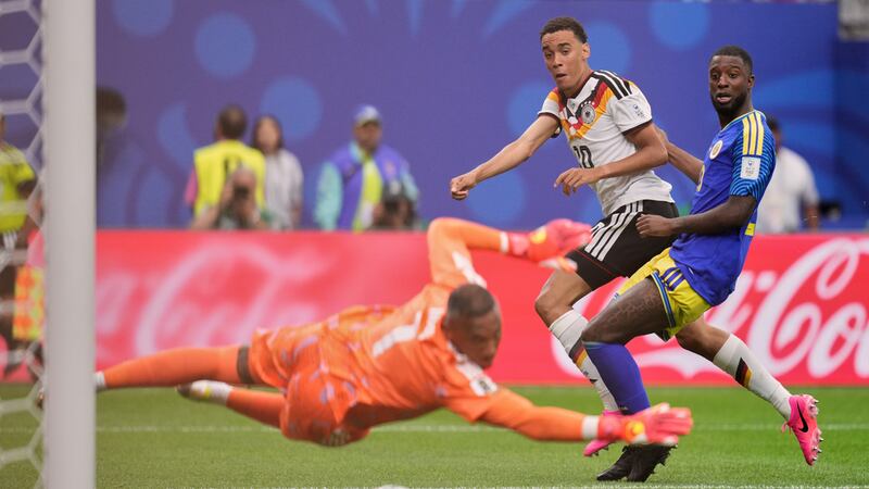El alemán Jamal Musiala anota durante el partido por el Grupo E del Mundial entre Alemania y...