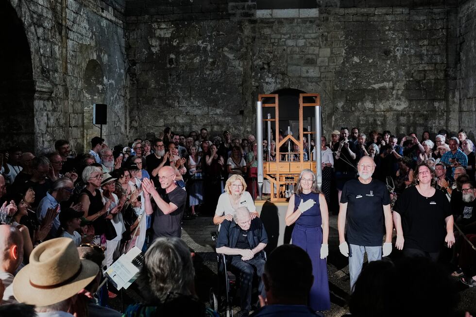 El equipo del proyecto para órgano de John Cage de Halberstadt recibe aplausos tras un cambio...