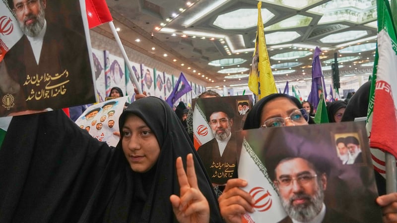 Mujeres sostienen retratos del líder supremo de Irán, Moytaba Jamenei, durante una ceremonia...