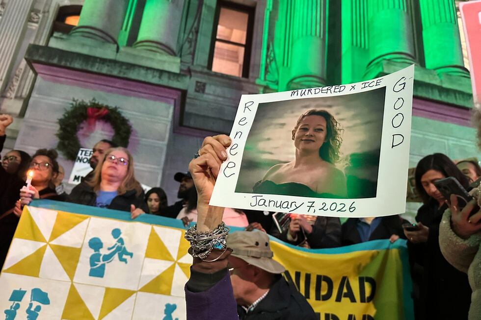 Una manifestación en Filadelfia en honor a la memoria de Renee Good, una mujer asesinada a...