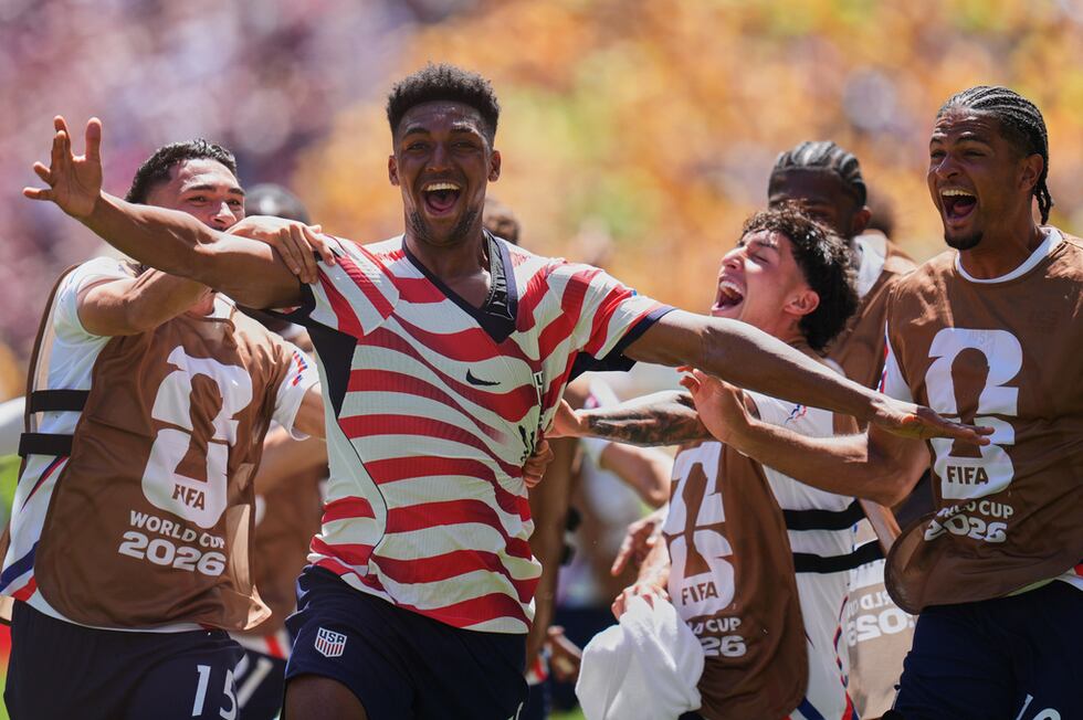 Alex Freeman (16) celebra tras anotar el segundo gol de Estados Unidos durante el partido...