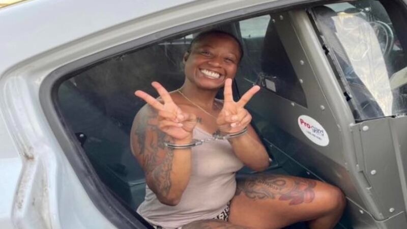 La mujer fue detenida sin incidentes luego de que las autoridades descubrieran que tenía una...