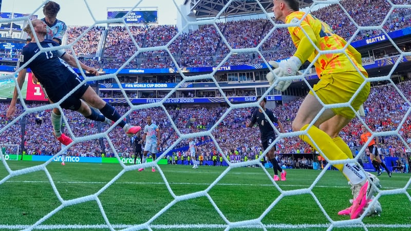 Charles De Ketelaere (17) marca el segundo gol de Bélgica ante Estados Unidos en el duelo de...