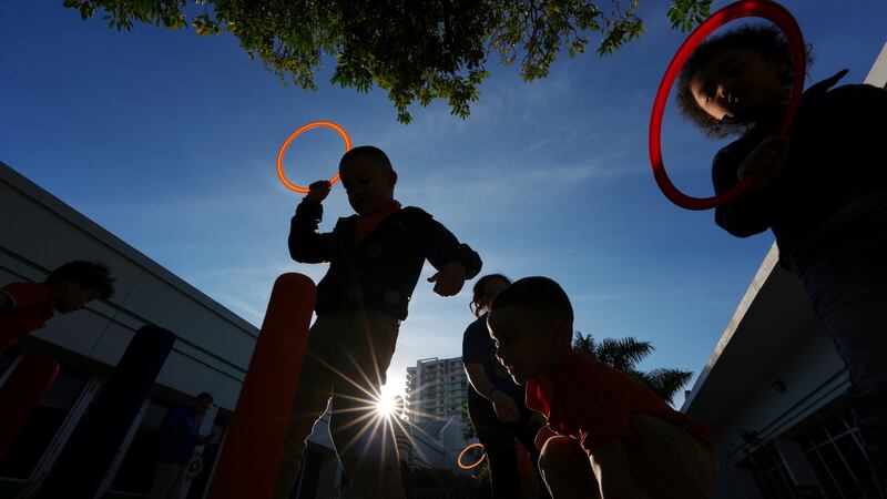 ARCHIVO – Varios niños juegan después del horario de clases en el programa Head Start en...
