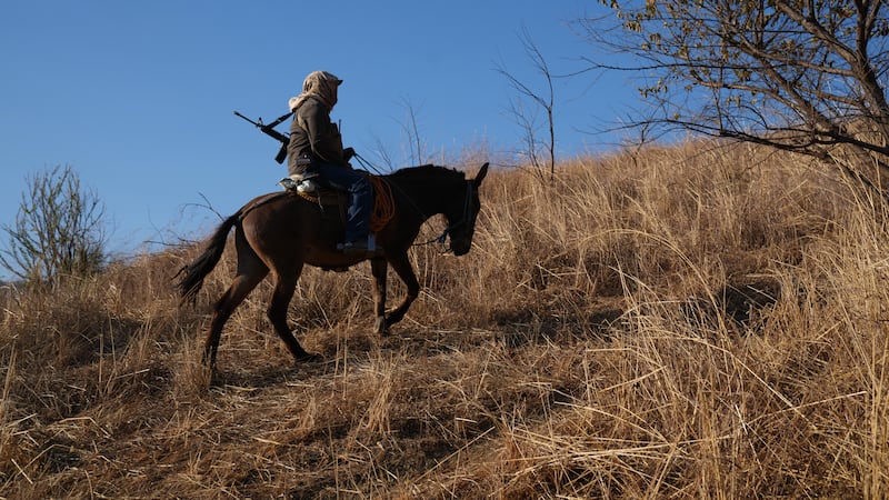 Un miembro de un grupo local de autodefensa formado por residentes en respuesta a la violencia...