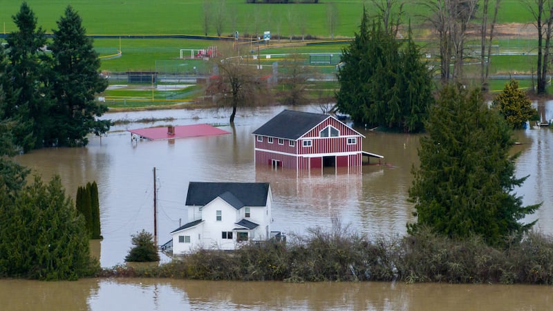 Vista aérea de una vivienda y un granero rodeados de agua en Snohomish, Washington, el 11 de...