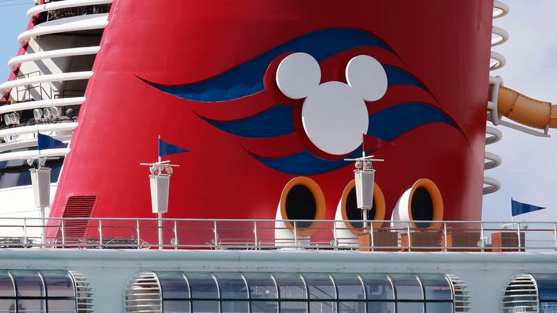 ARCHIVO -- Una niña está a salvo luego de que presuntamente cayera al agua desde una cubierta...