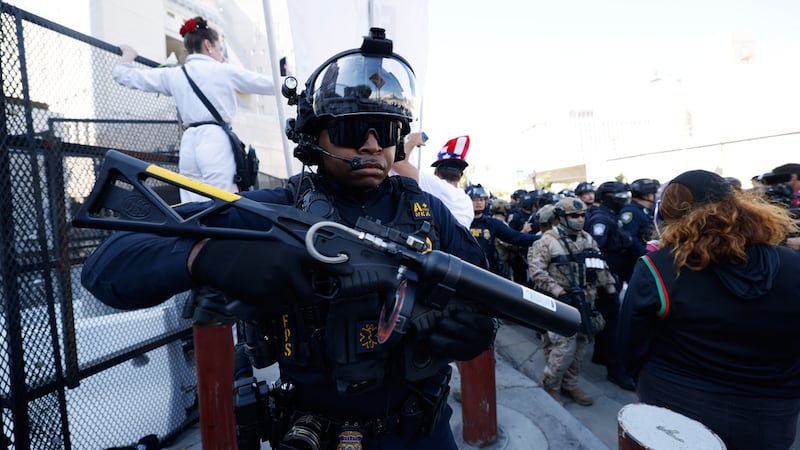 Manifestantes se enfrentan a agentes de la ley fuera del Metropolitan Detention Center el...