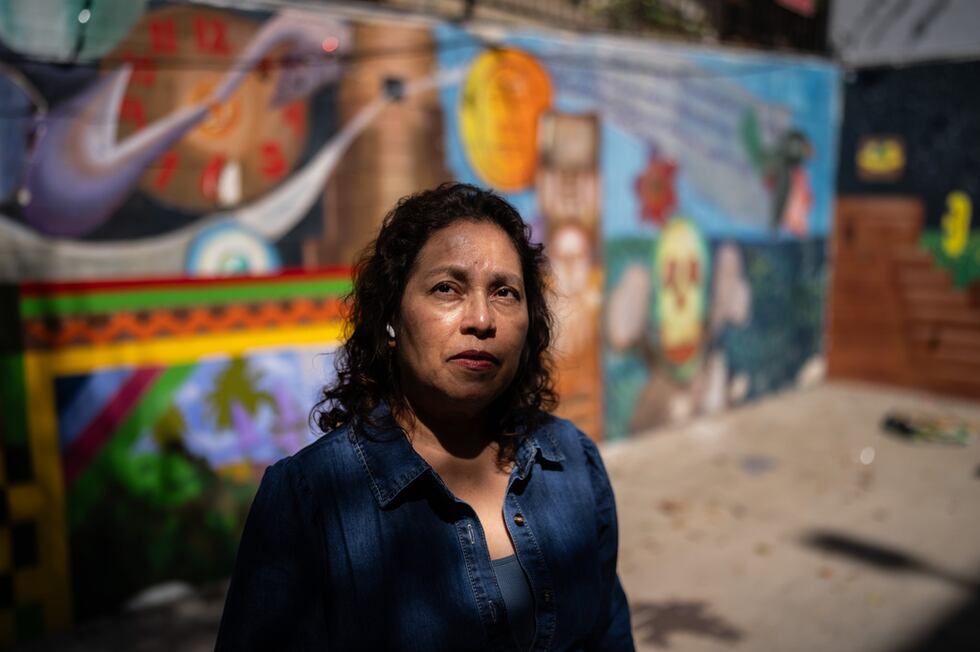Lorena Zepeda, inmigrante de El Salvador que trabaja para el Central American Resource Center...