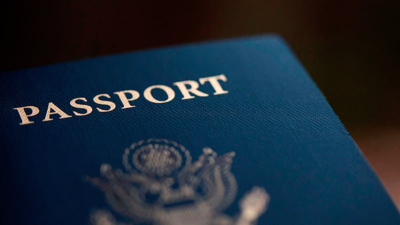 ARCHIVO - La carátula de un pasaporte estadounidense se exhibe en Tigard, Oregon, el 11 de...