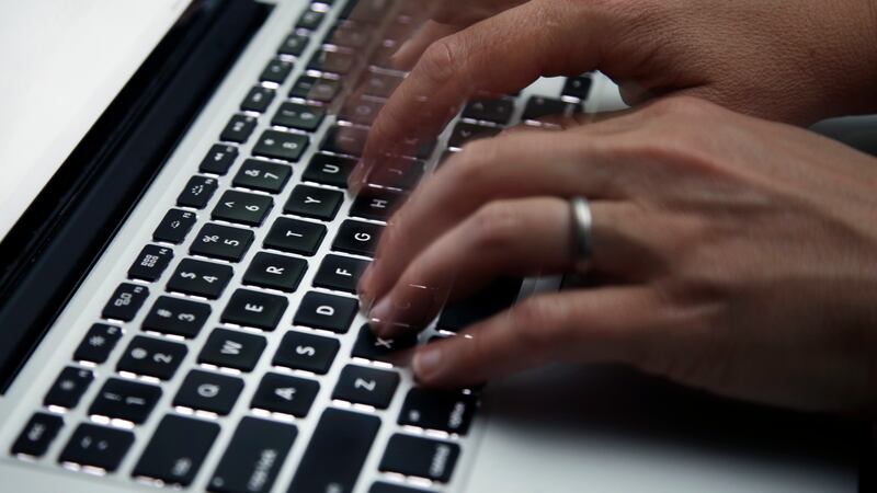 ARCHIVO - Esta fotografía del 19 de junio de 2017 muestra a una persona trabajando en una...