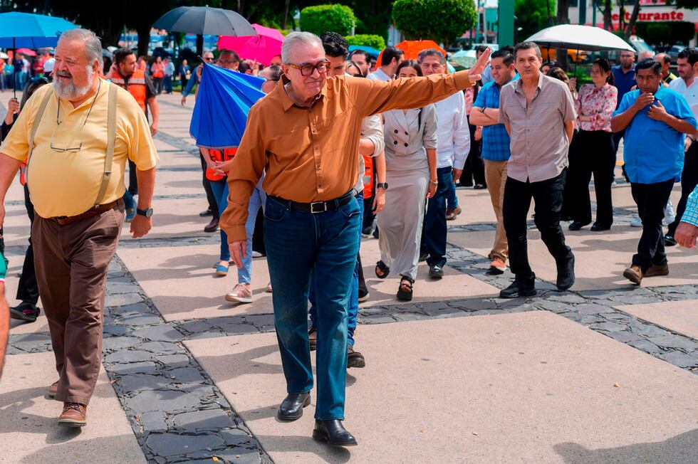 ARCHIVO - El gobernador del estado de Sinaloa, Rubén Rocha Moya, saluda mientras participa en...