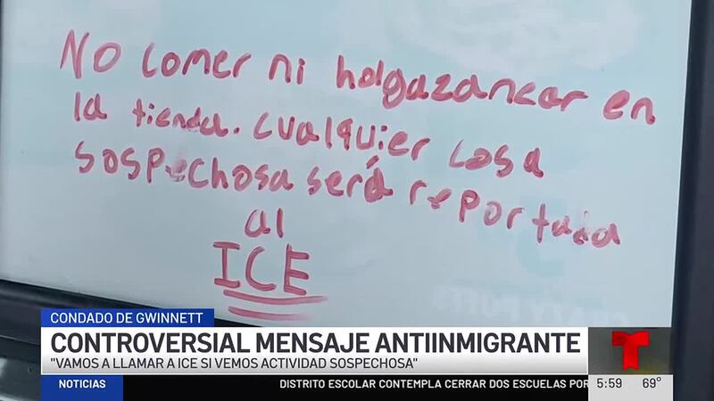 El gerente del local defiende su decisión de mantener el anuncio para "alejar a los...