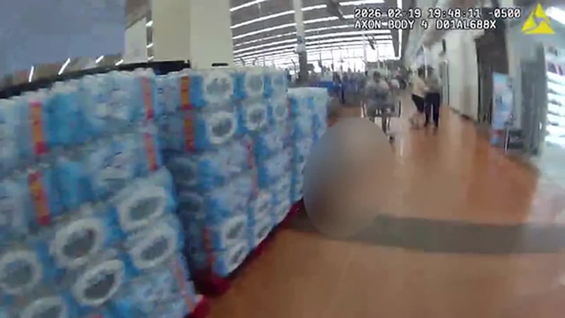 Revelan videos que muestran escena caótica de balacera ocurrida en una tienda Walmart en la...