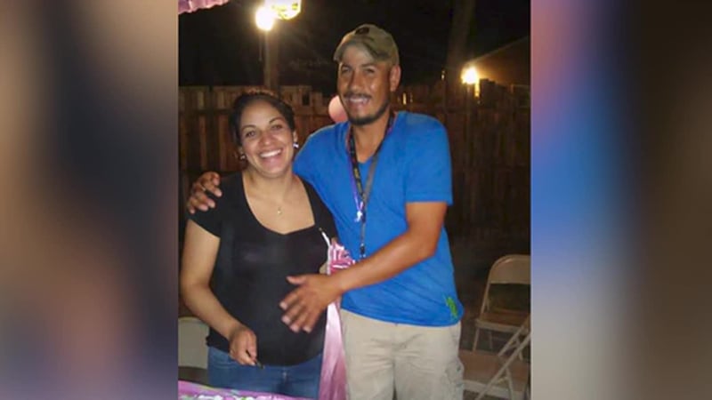 Hispana madre de tres y con cáncer cuenta que a su esposo lo detuvieron agentes de ICE...