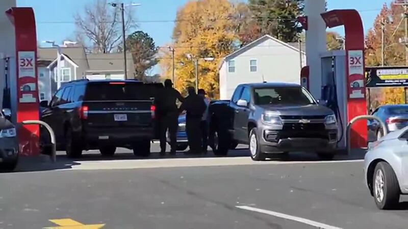 "La Migra está aquí". Patrulla Fronteriza por doquier en Charlotte: los captan afuera de...